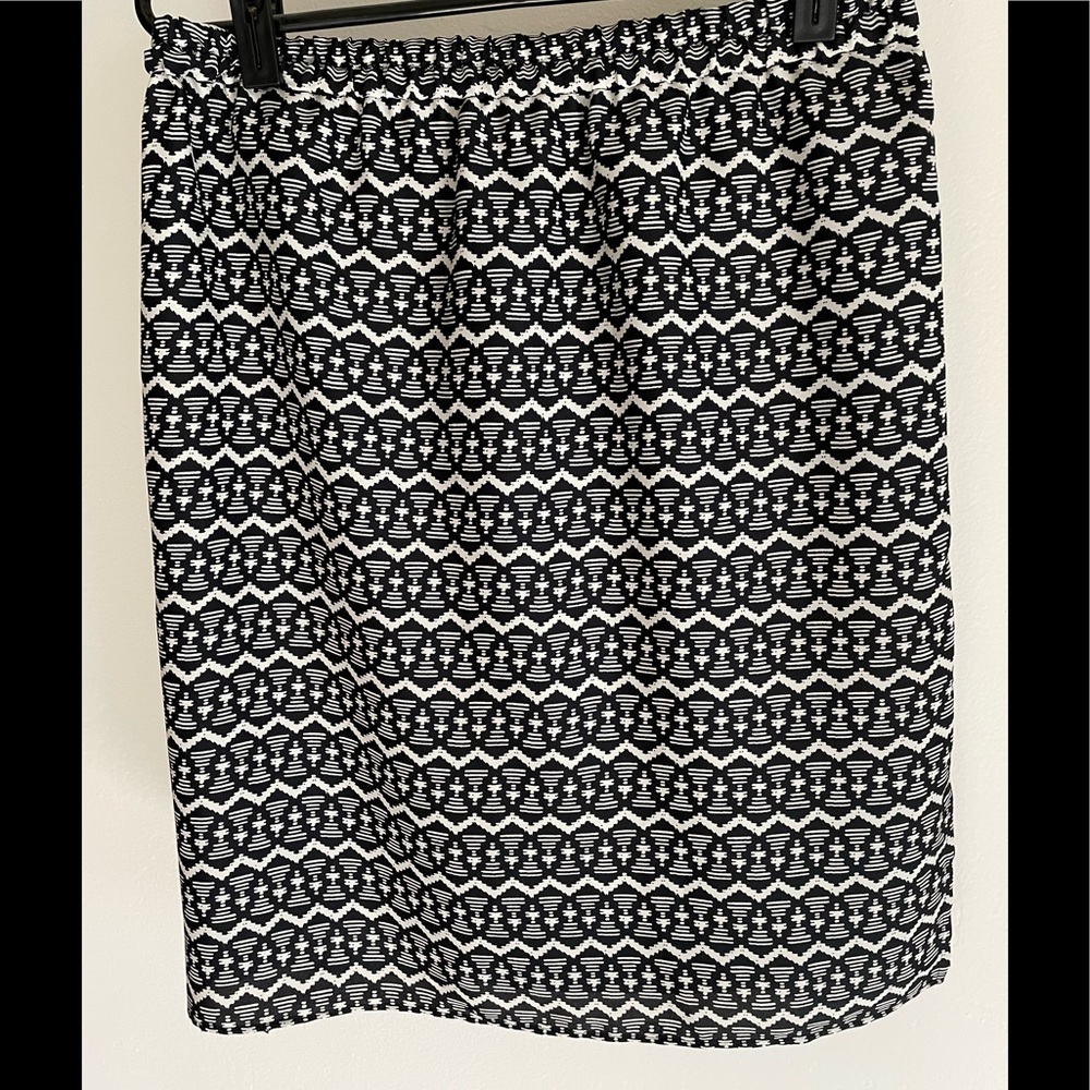 Loft size M black and white pattern skirt